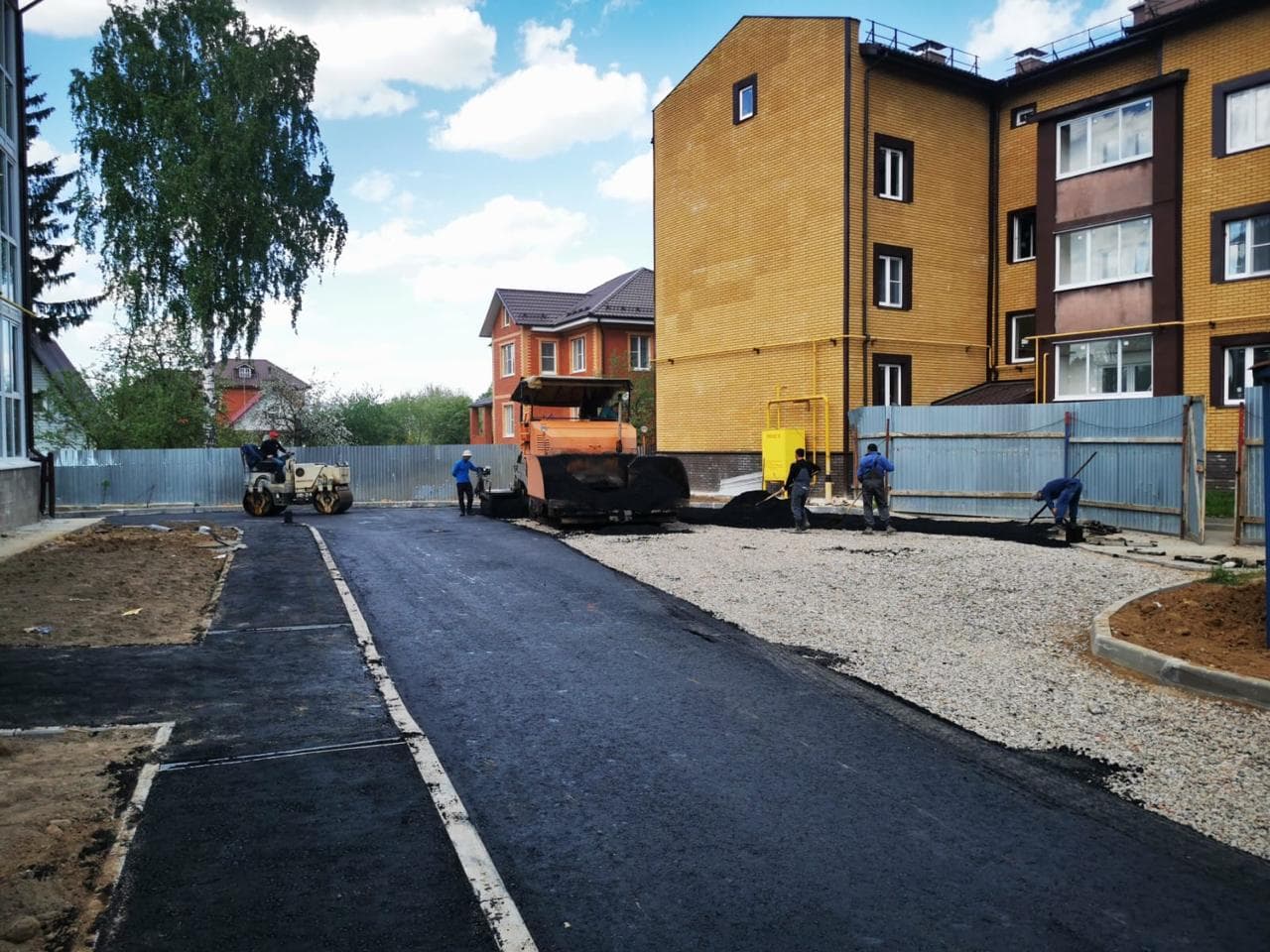 укладка асфальтового покрытия и заделка ям на объекте